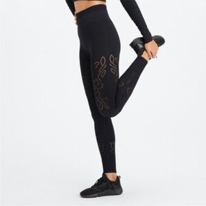 Fabletics 3D cutout Flora workout set. Crop top and bottom